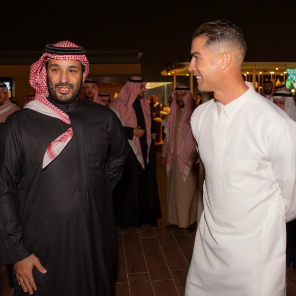  عکس رونالدو با جام عربستان