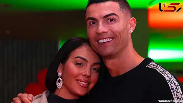  28 عکس جورجینا در استخر