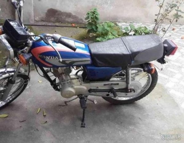 ژست عکس با موتور هوندا 125