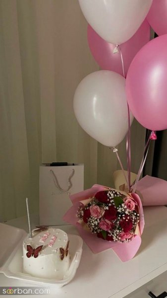  ژست عکس تولد بدون چهره در خانه