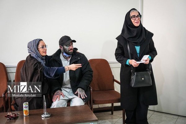 عکس تتلو و مادرش در دادگاه