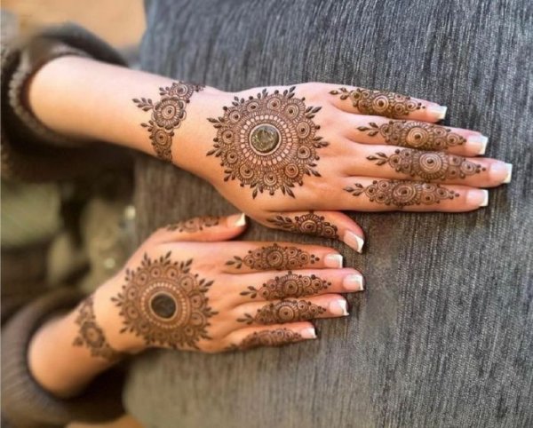  20 عکس نقش حنا ساده دخترانه