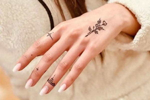  20 عکس نقش حنا ساده دخترانه
