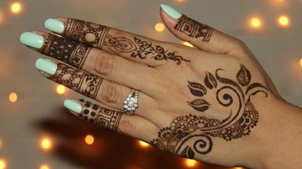  20 عکس نقش حنا ساده دخترانه