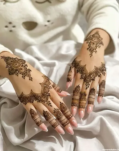 20 عکس نقش حنا ساده دخترانه