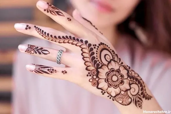  20 عکس نقش حنا ساده دخترانه