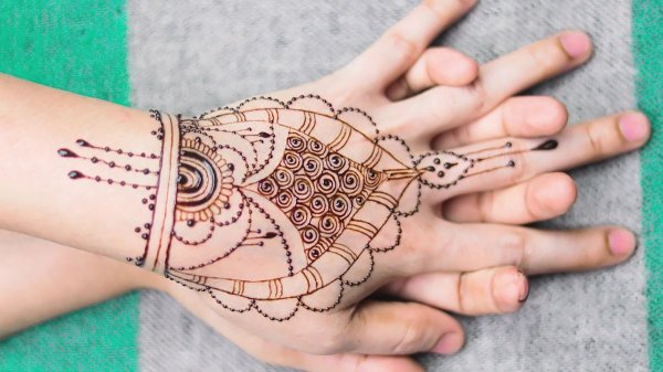  20 عکس نقش حنا ساده دخترانه