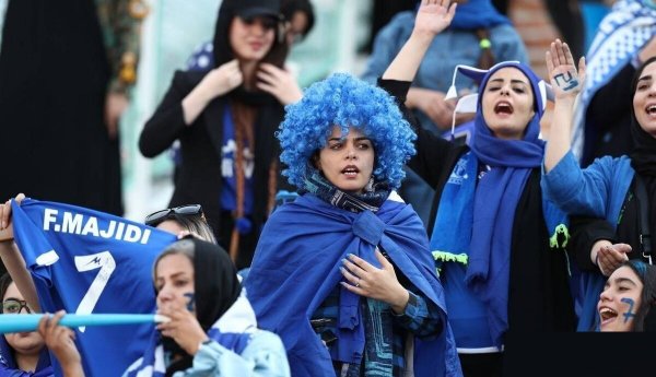  عکس دختر استقلالی در ورزشگاه آزادی