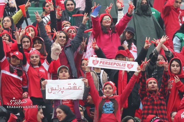  عکس دختر استقلالی در ورزشگاه آزادی