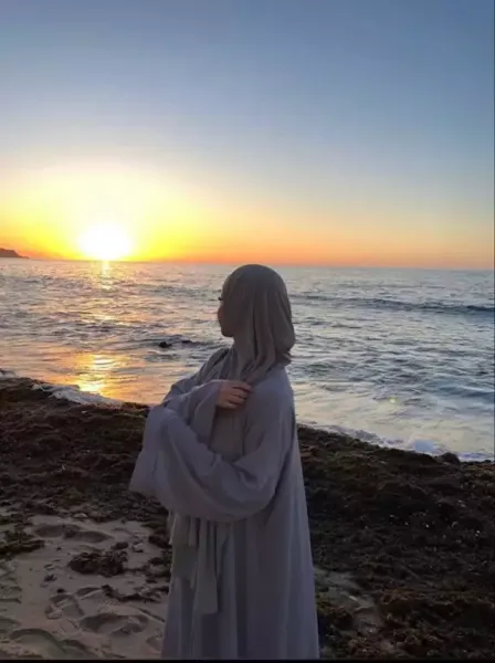  عکس دختر کنار دریا از پشت سر