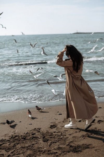  عکس زن کنار دریا خارجی