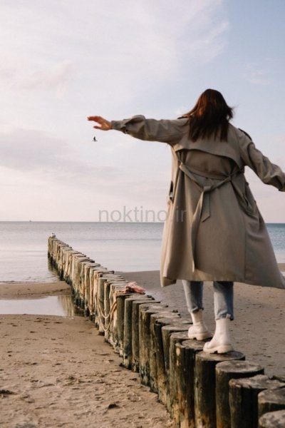  عکس زن کنار دریا خارجی