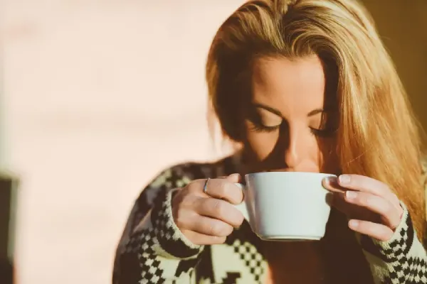  عکس چای در دست دختر