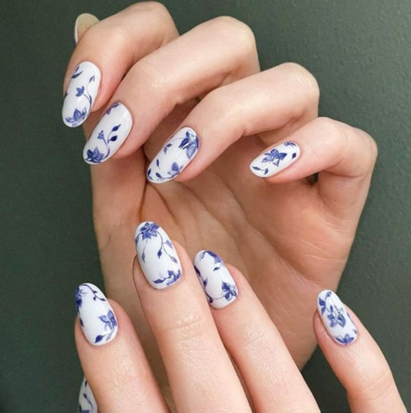  55 عکس طرح ناخن آبی و سفید