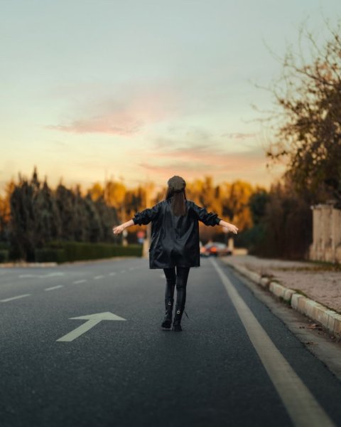  ژست عکس دخترانه لاکچری اینستاگرام