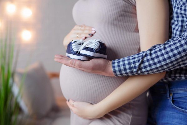 عکس بارداری با لباس نوزاد