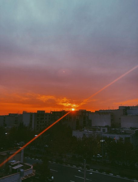 عکس طلوع خورشید از پشت پنجره