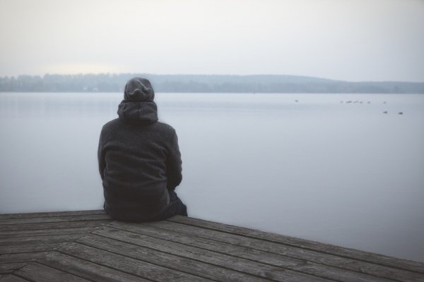 عکس مرد تنها در پاییز