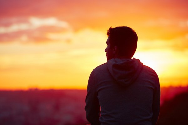 عکس مرد تنها در پاییز