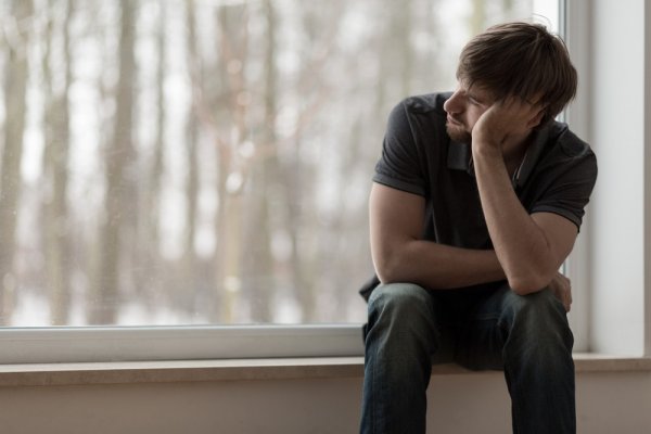 عکس مرد تنها در پاییز