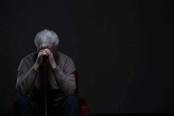 عکس مرد تنها در پاییز