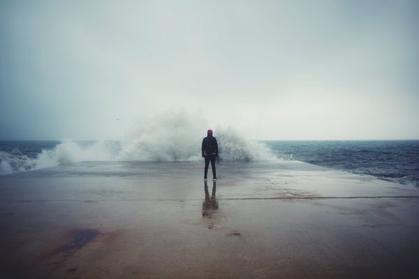 عکس مرد تنها در پاییز