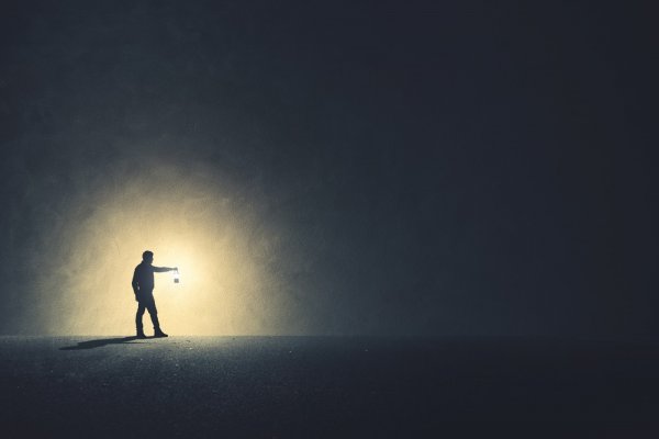 عکس مرد تنها در پاییز