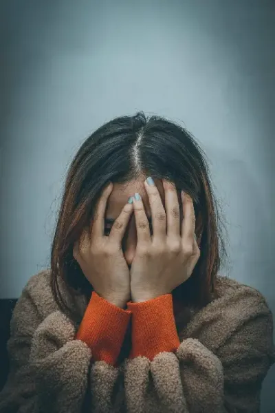  عکس دختر در طبیعت از پشت برای پروفایل