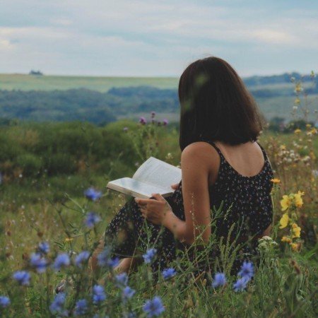  عکس زن در طبیعت شمال