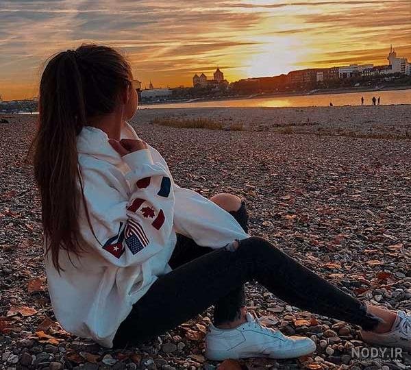  عکس دختر از پشت سر با شال طبیعی