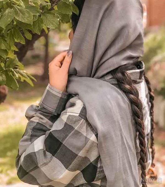  عکس دختر از پشت سر با شال طبیعی