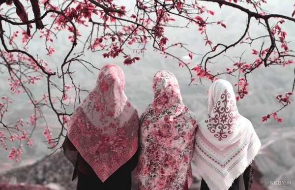  عکس دختر از پشت سر با شال طبیعی