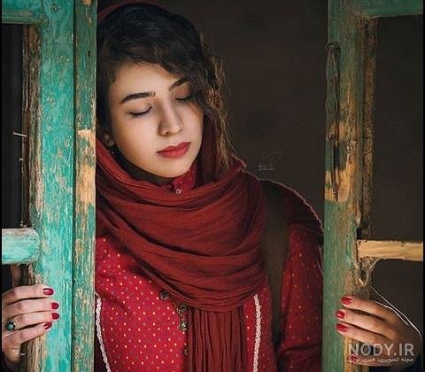 عکس دختر از پشت سر با شال طبیعی