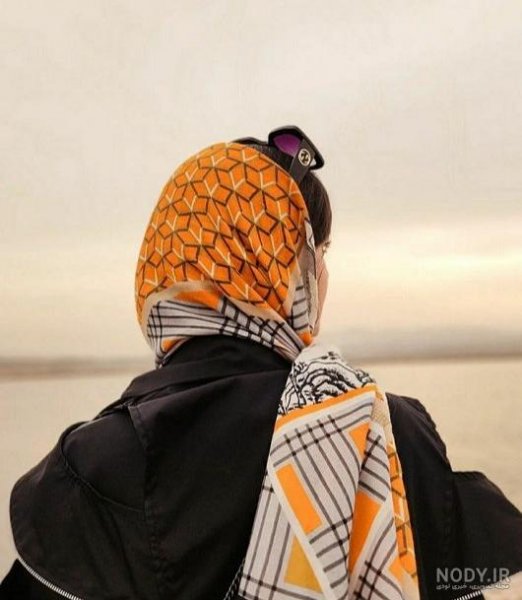  عکس دختر از پشت سر با شال طبیعی