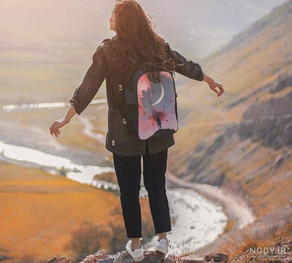 عکس دختر از پشت سر با شال طبیعی
