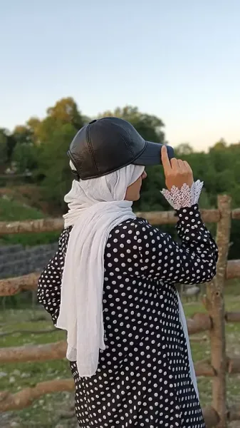  عکس دختر از پشت سر با کلاه برای پروفایل