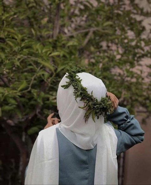  عکس دختر از پشت سر با موهای باز برای پروفایل