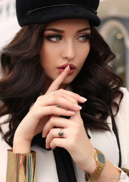  عکس دختر مو طلایی از پشت برای پروفایل