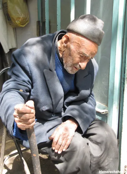 عکس پیر مرد با عصا