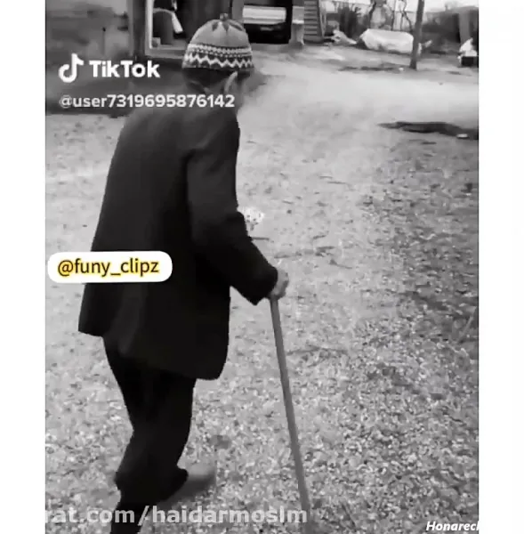 عکس پیرمرد تنها