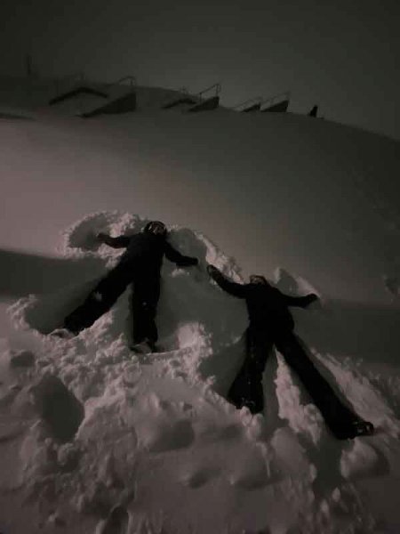  ژست عکاسی در برف بدون چهره