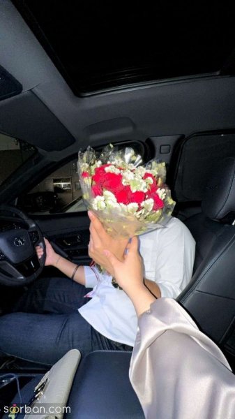  ژست عکس با گل در طبیعت