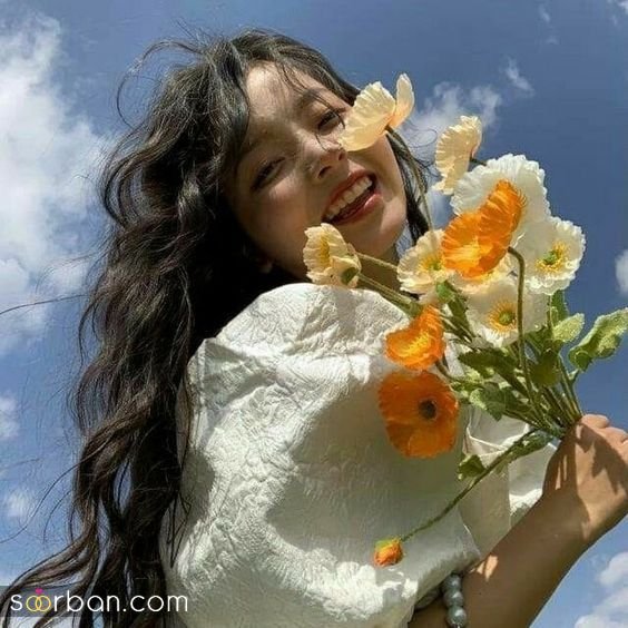  ژست عکس با گل در طبیعت