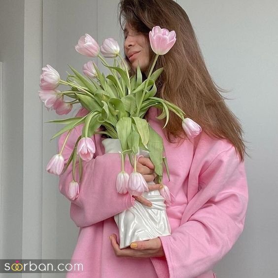  ژست عکس با گل در طبیعت