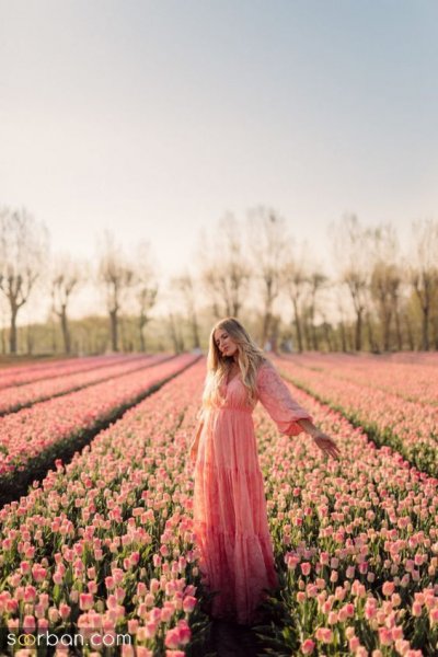  ژست عکس با گل در طبیعت