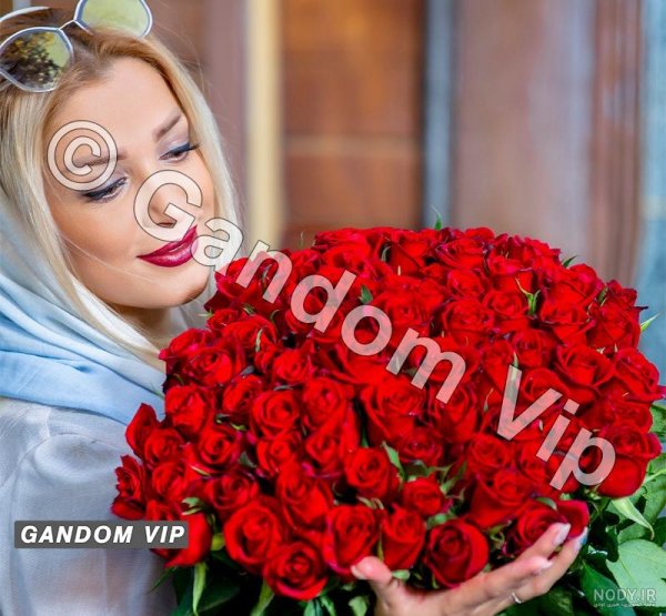  ژست عکس با شاخه گل