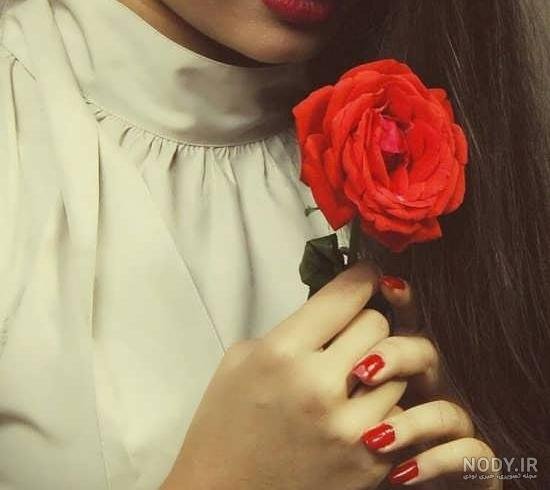  ژست عکس با شاخه گل