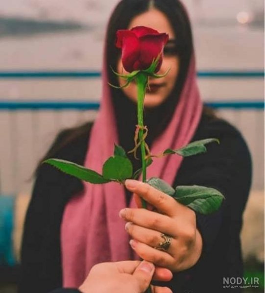  ژست عکس با شاخه گل