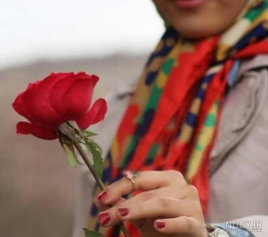  ژست عکس با شاخه گل