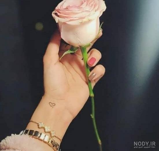  ژست عکس با شاخه گل